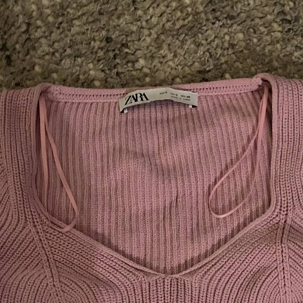tjo, säljer denna skit snygga rosa stickade tröjan med så fin u-ringning från zara!💘 använd 2 gånger ish pga att den inte riktigt är min stil! så väldigt bra skick! . Tröjor & Koftor.