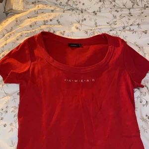 Tröja med rhinestones - så fin tröja med text och rhinestones😋 U-ringad