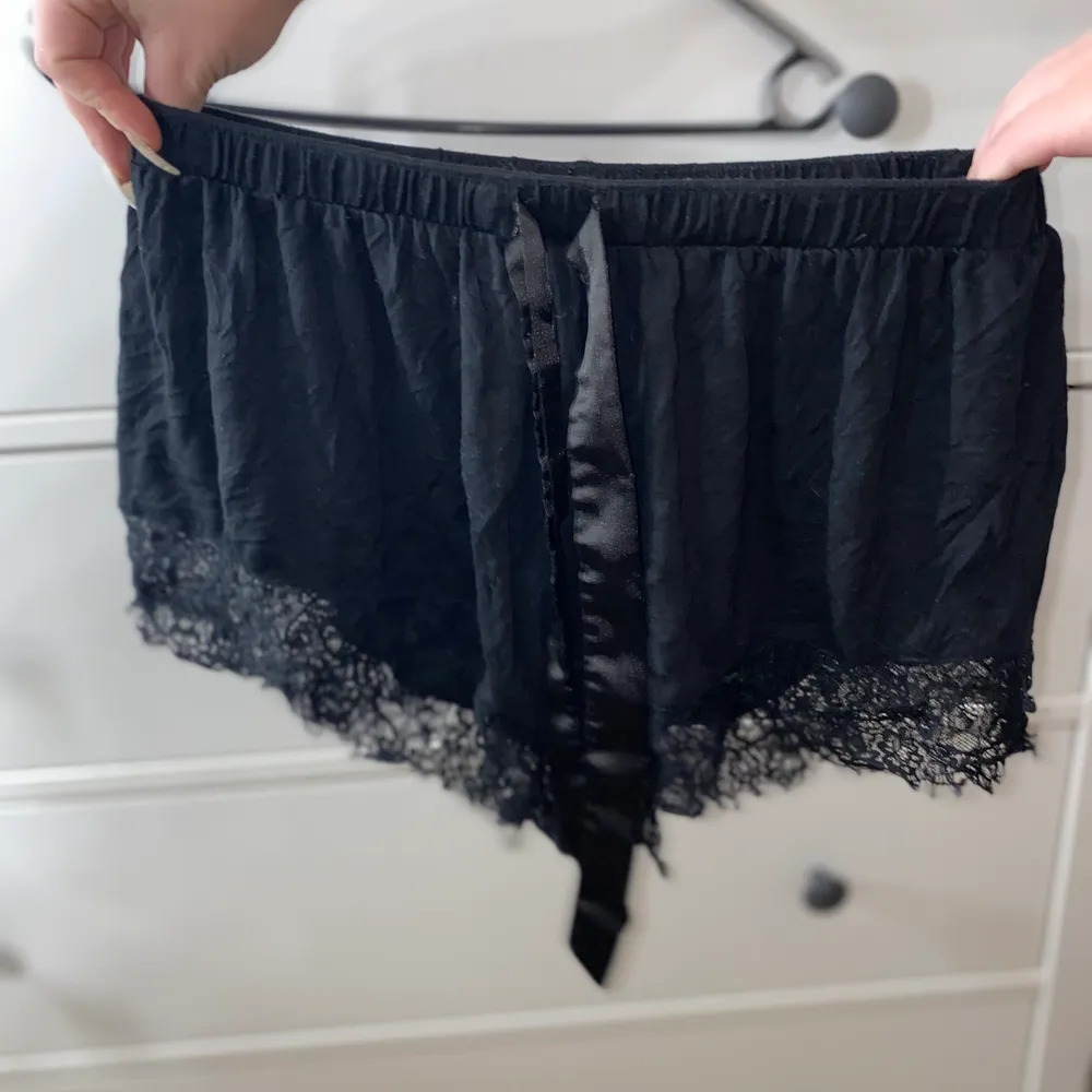 Pyjamas shorts med spets & silkes band! I storlek M. Liten klor fläck där back men inget man tänker på när man väl bär dem. (Se bild nedan) 30kr😁. Shorts.