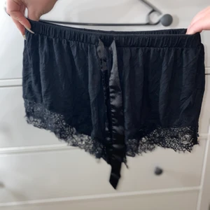 Pyjamas shorts med spets & silkes band! - Pyjamas shorts med spets & silkes band! I storlek M. Liten klor fläck där back men inget man tänker på när man väl bär dem. (Se bild nedan) 30kr😁