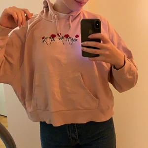 Rosa hoodie - Säljer en rosa hoodie från monki i storlek L. 💕