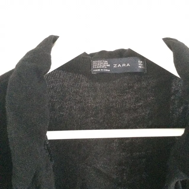 Jag säljer en fin svart volangkofta från Zara. Bra plagg att ha i garderoben då den passar till i princip allt.. Tröjor & Koftor.