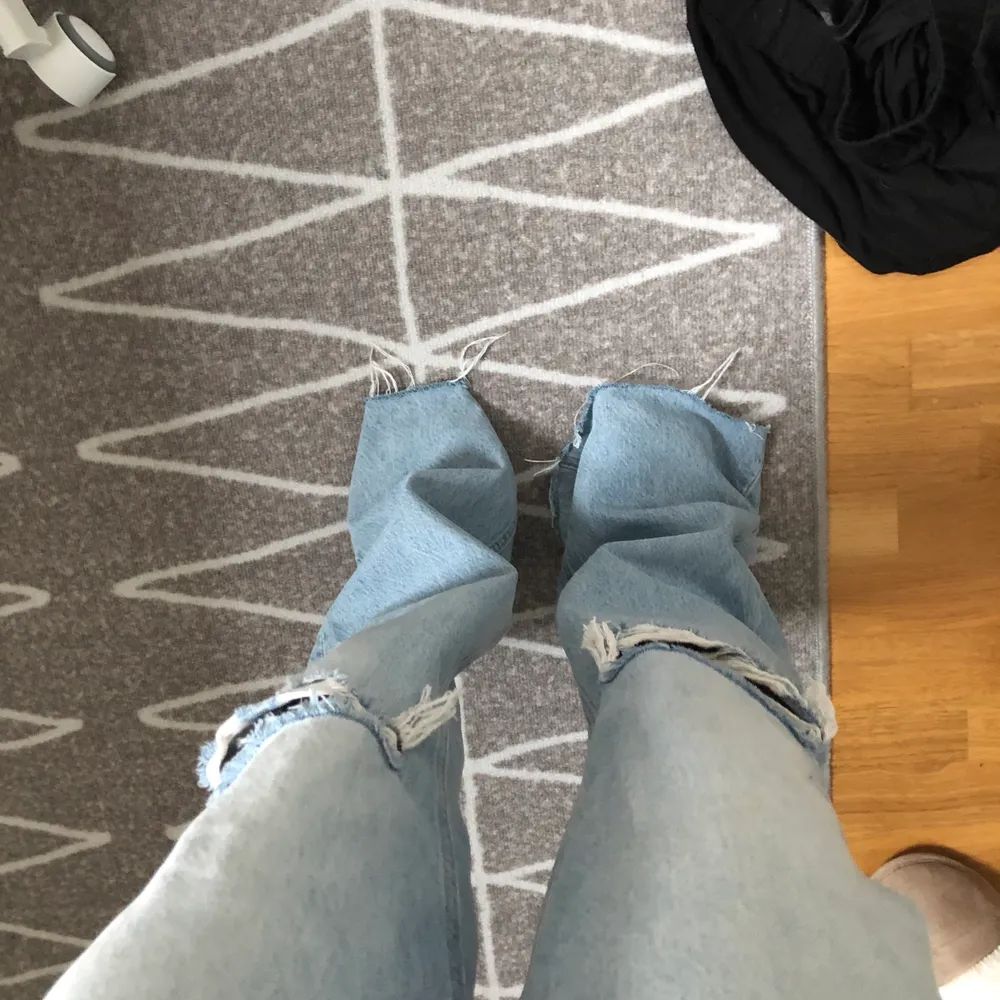 De populära jeansen från Zara, identiska med Gina jeansen! Storlek 36, frakt tillkommer på 63kr spårbar! 🤗🥰 skriv för fler bilder ☺️. Jeans & Byxor.