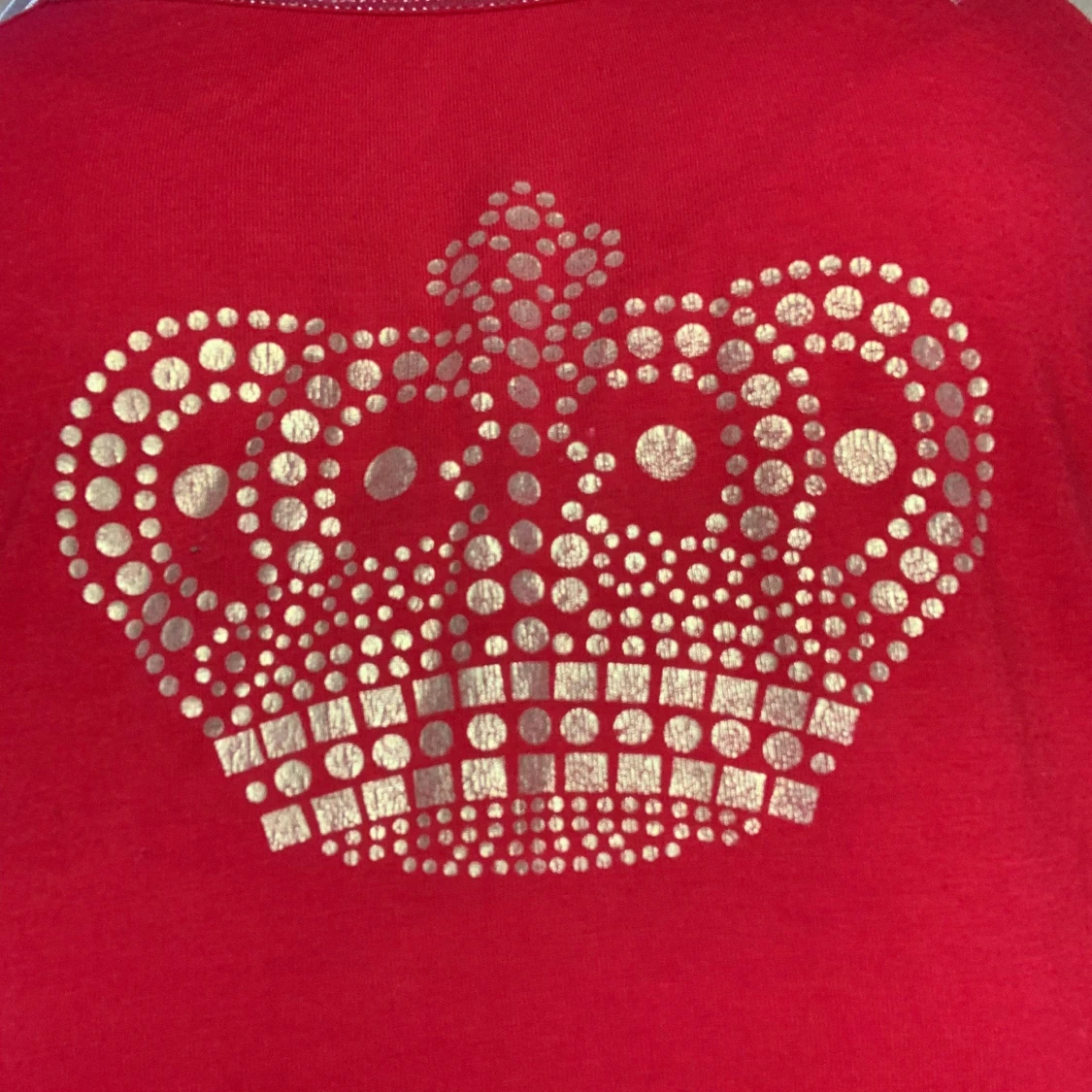 Rött linne med guldkrona - 90