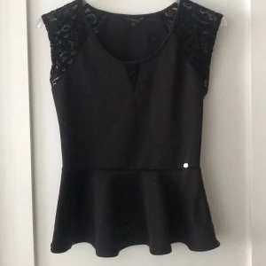 Topp ifrån Guess - Jättefin topp ifrån guess som sitter superfint på💞 endast använd en gång