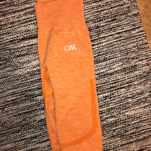 ICANIWILL träningstights  - Säljer ett par orangea träningstights från ICIW. Storlek XS. 
