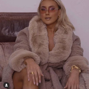 Faux fur jacka  - Jacka med faux fur / Teddy material. (2 bilder lånade av Hannalicious). I storlek 36 från missguided, helt slutsåld. Använd 2 gånger så i jättebra skick. 