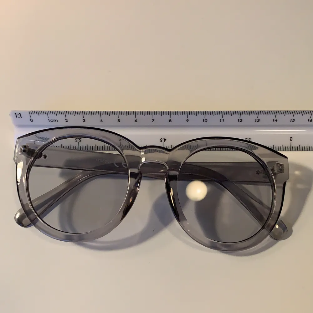 Transparenta solglasögon från Lindex, oanvända! Kolla gärna in mina andra annonser! . Accessoarer.