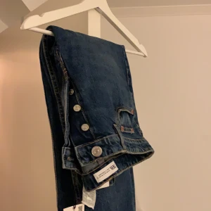 Zara jeans - Ett par helst raka zara jeans som är helt slutsålda på deras hemsida säljer pågrund av att dom inte passade på mig! Säljer för 160 + frakt!