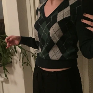 argyle tröja - superfin argyle tröja i grönt 💚💚 köpt 2hand men kommer tyvärr inte till användning :( står att det är strl L, men det måste vara barnstorlek/liten i storleken.. sitter som på bilden på mig som vanligtvis har S ☺️ HÖGSTA BUD: 210 KR + FRAKT, HÖJNING MED MINST 10 KR (KÖP DIREKT FÖR 300 + FRAKT) BUDGIVNING AVSLUTAS TORSDAG 28/1, 20:00
