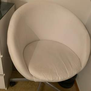 Detta är en fin vit stol som går att snurra och är även höj- och sänkbar. Stolen är rätt väl använd och har därmed en liten repa men annars i bra skick. Vid intresse får man fler bilder om man vill💕 nypris för dessa typer av stolar brukar ligga runt 1000 kr