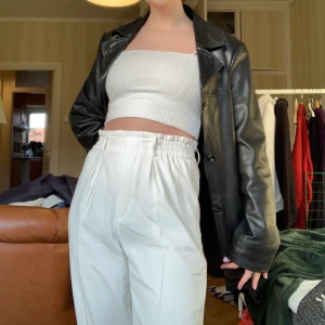 Kostymbyxor  - Vita kostymbyxor från bikbok! Finns tillhörande band att knyta i midjan, men funkar lika bra utan! Storlek xs men passar mig som är s/xs. Skriv om du är intresserad!💖🌸