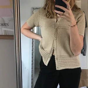 Beige topp - Snygg beige topp som passar till allt,köpt på Beyondretro. ( Kan skickas, köparen står för frakten)