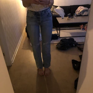 &otherstories jeans blå - Ett par blåa jeans med slitning på knäna. Från other stories. Storlek W28. Något små i storleken, som &stories ofta är. 