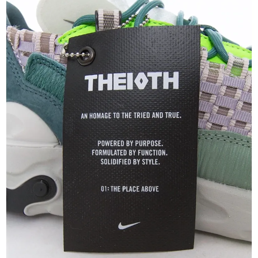 Ett par Nike React Nya modellen - THEIOTH!                          Använt de 2 gånger, fläckfria!!                                                                  Väldigt unika skor!                                                           Ordinarie pris 1500, säljer de för 899kr - Kan alltid diskutera priset! . Skor.