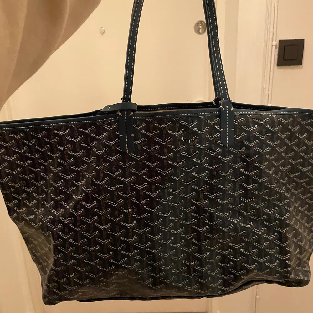 Goyard väska i blå färg den Medium size. Obs, observera skicket på handtagen äntligen kan den sys ihop av någon handigt eller använda tyget för något annat. Därför priset. Ej äkta.. Accessoarer.