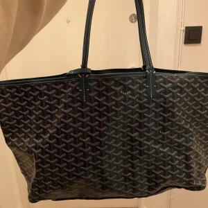 Goyard.  - Goyard väska i blå färg den Medium size. Obs, observera skicket på handtagen äntligen kan den sys ihop av någon handigt eller använda tyget för något annat. Därför priset. Ej äkta.