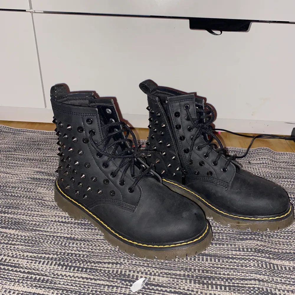 Svarta boots med svartsilvriga nitar, använda 2 gånger. Säljes då jag inte har användning för dem. Kan mötas upp i Stockholm, annars står köpare för frakt. Skor.
