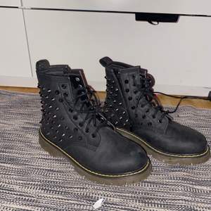 Svarta boots med svartsilvriga nitar, använda 2 gånger. Säljes då jag inte har användning för dem. Kan mötas upp i Stockholm, annars står köpare för frakt