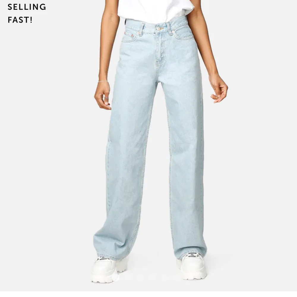 Säljer mina vida jankyard jeans som är sparsamt använda. Skulle säga en större 26/s i storleken.. Jeans & Byxor.