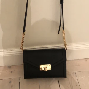Michael kors väska  - Tja, säljer denna väska för att andvänder inte. Helt äkta. Högsta bud får den. Start pris 1000kr. Köparen står för frakt🥰