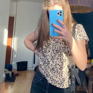 T-shirt leopard - Leopard tröja från H&M, storlek M. Säljer då den bara hänger i garderoben