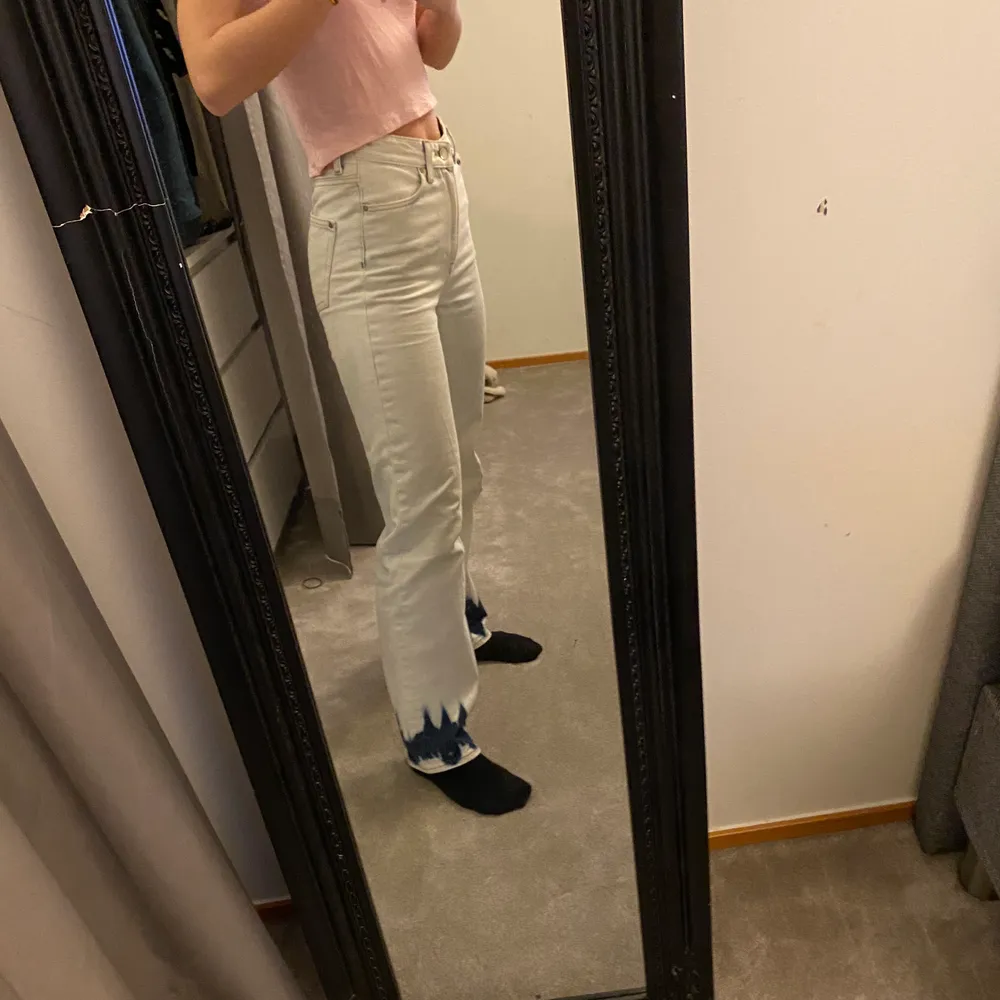 Långa jeans från H&M i storlek 32 som tyvärr inte kommer till användning längre. Använda ett fåtal gånger så det är i ett bra skick. Jag är 165 cm lång 🌸🌸. Jeans & Byxor.