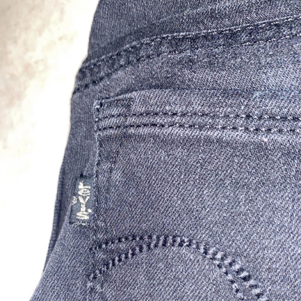 Ett par lågmidjade svarta levis skinny jeans i storek 3/26. Aldrig använda då jag inte andvänder lågmidjat så alltså har dem ändast legat i min garderob! Köparen står för frakt och jag tar ensast swish!. Jeans & Byxor.