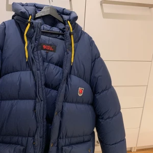 Fjällräven jacka herr storlek xl  - Jag Säljer en fjällräven jacka. Den är köpt för ca 5 år sedan på varohuset nk. Den kostar 6000 kr nypris. Jag säljer den för 2500kr men priset kan diskuteras.
