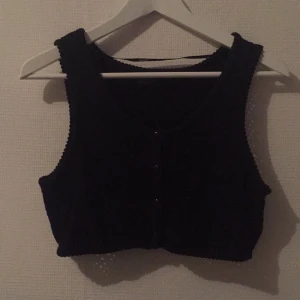  - Söt virkad topp med knappar mitt fram, från Vero Moda