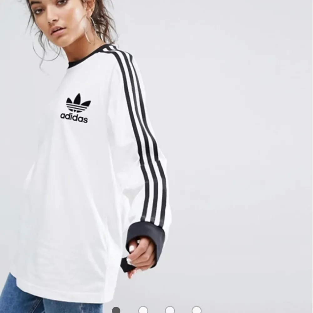 Adidas tröja som är super skön och lite oversized. Jätte fin men kommer tyvär inte till användning längre. Köparen står för frakt!💞. Tröjor & Koftor.