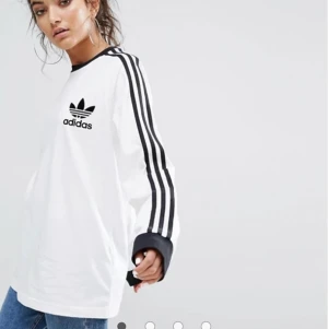 Adidas tröja  - Adidas tröja som är super skön och lite oversized. Jätte fin men kommer tyvär inte till användning längre. Köparen står för frakt!💞