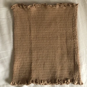 Beige tubtopp XXS - Den här är aldrig använd och är köpt på h&m i storlek XS. Den är ganska tight men stretchig!