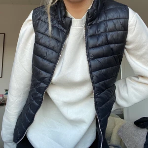 Svart dunväst mango - Så fin svart dunväst från Mango i storlek S. Slutsåld överallt! Ser ut som ny då den endast använts fåtal gånger. Funkar bra med tjockare tröjor under. Hör av er vid intresse eller frågor🌸 frakt 66kr spårbart