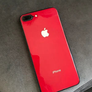 iPhone 8 Plus  - Den är röd för har lagat den men det går att ta bort men telefone har en spricka på baksidan annars ingens konstigheter! Har skal också som man kan få till ett billigt pris plus att det kostar 400 att laga,! Batteris hälsa är 88%