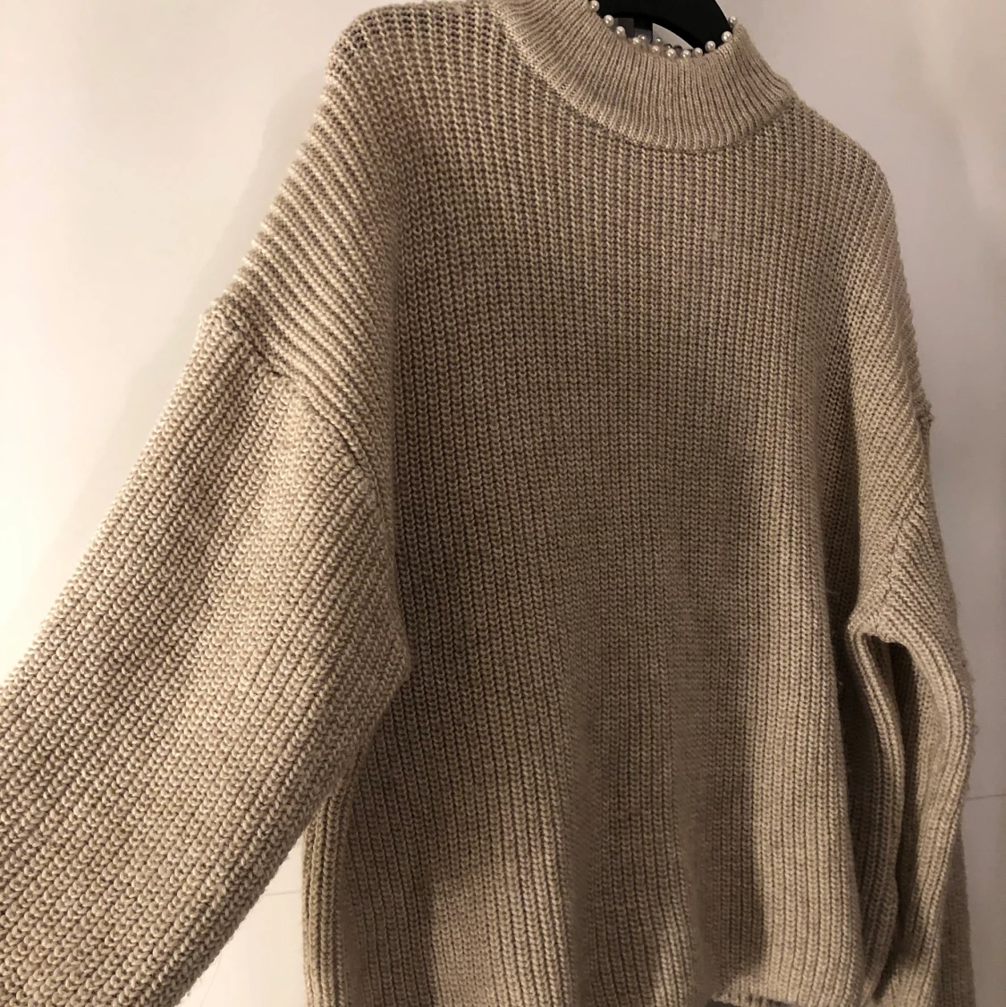 Stickad tröja med pärldetaljer - 2