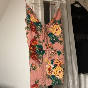 Rosa klänning med blommönster i storlek S - Kort rosa klänning med blommönster på. Frakt tillkommer💗💗