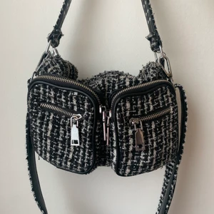 Noella väska mellan - Säljer denna fina noella väska pga att den inte kommer till användning längre! Väska är sparsamt använd och där av priset. Den är svart och vit i modell Celina. Köptes på miinto för ca 1 år sedan för 800kr. Det långa bandet, det korta och dustbag tillkommer🖤🤍