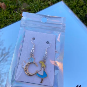 Disney örhängen - Disney örhängen men Alice i underlandet😍 går också få i halsband💗