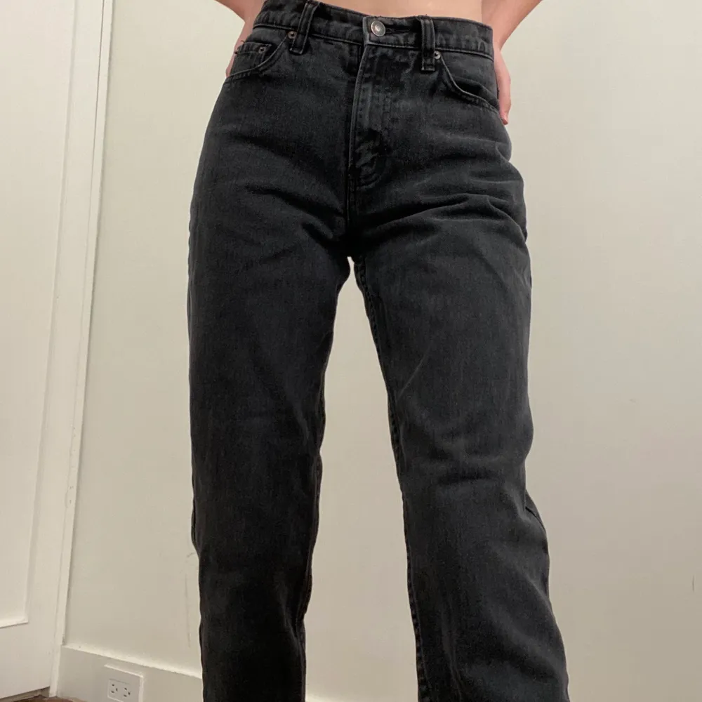 Super trendiga svarta mom jeans! Messa innan du köper är storlek 32/34 . Jeans & Byxor.