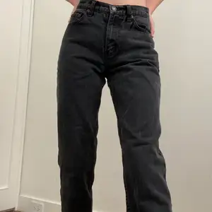 Super trendiga svarta mom jeans! Messa innan du köper är storlek 32/34 