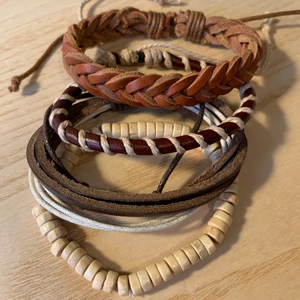 Armband - 4st oanvända armband, 3st i läder och 1st med träpärlor. Kan säljas separat om det önskas! OBS: endast armbandet med träpärlor finns kvar 💛       Kolla gärna in mina andra annonser!