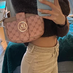 Vintage väska  - Min Skitsnygga vintage väska ifrån Plt i beige, köparen står för frakt 💕✨