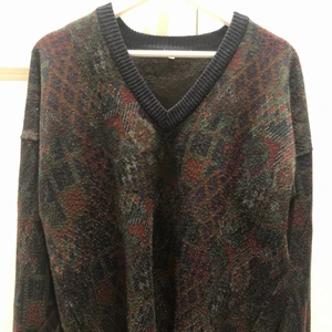 Vintage Tröja - Vintage V-Ringad tröja. Coolt mönster som man ser tydligt på nära håll. Finns inga defekter. Finns ingen storlekslapp, men den sitter som M-L. Är 180cm och den passar perfekt! Möts i Malmö och tar Swish. Står ej för frakt! (: