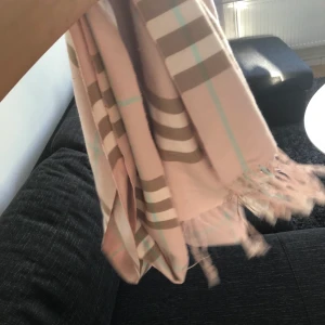 halsduk - super mjuk och fin. bra skick och väldigt varm och mysig