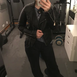 Skinnjacka från ciquelle - Svart skinnjackan från ciquelle. Använd men hel och ren. Storlek 38. Nypris 700kr. Inte äkta skinn men bra kvalitet.