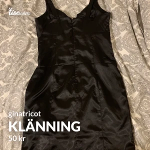 Klänning storlek 38, Ginatricot  - Satin klänning från ginatricot. Hel och ren. För stor för mig :( Storlek 38, har kupor i brösten så funkar toppen utan bh. 