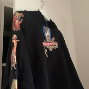 Hoodie med tryck - As cool hoodie från zara med tryck, lappar sitter kvar. Storlek L men croppad modell så mer som en S/M