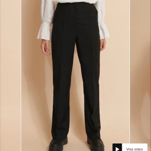 Långa vida kostymbyxor  - Kostymbyxor från Misslisibell X Na-kd! Helt slutsålda i alla storlekar, sjukt snygga men är tyvärr för små för mig (liten i storleken) använda typ två gånger max. Jag är 163cm och är långa på mig FRAKTAR