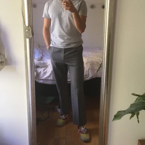 Grå kostymbyxor  - Raka grå kostymbyxor med storlek 32/30